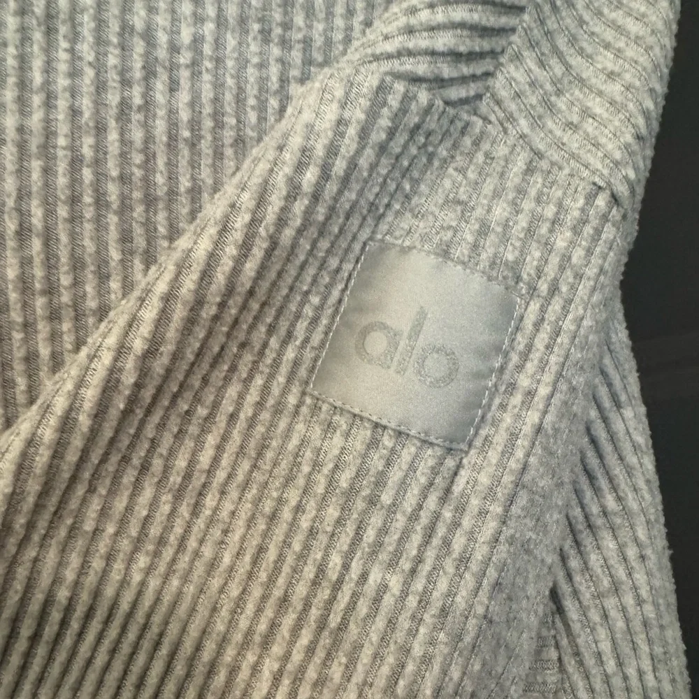 ALO Yoga Light Gray Ribbed Cropped Sweatshirt - Picture 2 of 3